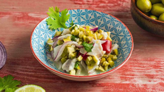cuenco con aceitunas verdes en ceviche