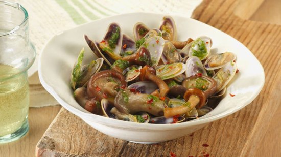 Salteado de coquinas y setas. Aperitivo fácil y ligero