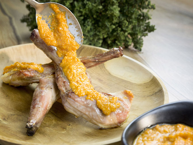 conejo a la parrilla con salsa romesco