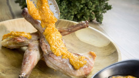 conejo a la parrilla con salsa romesco