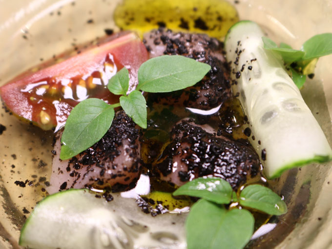 plato de ensalada de bonito curado