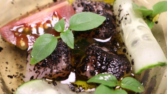 plato de ensalada de bonito curado