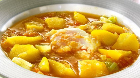 Patatas guisadas con huevo escalfado