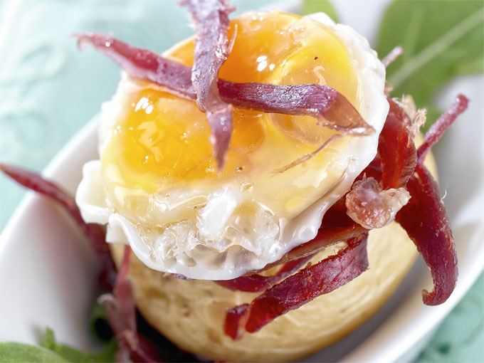 Patatas rellenas con jamón y huevo de codorniz