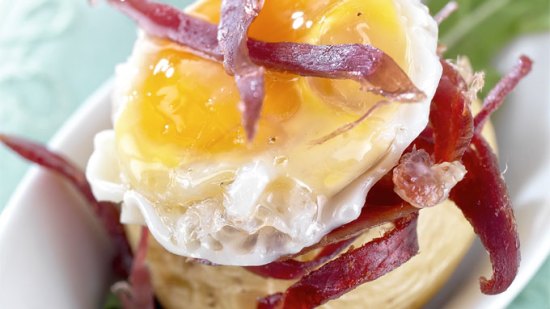 Patatas rellenas con jamón y huevo de codorniz