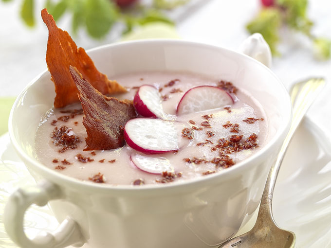 Crema de rábanos y patatas con crujiente de jamón.