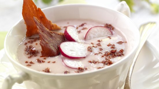 Crema de rábanos y patatas con crujiente de jamón.