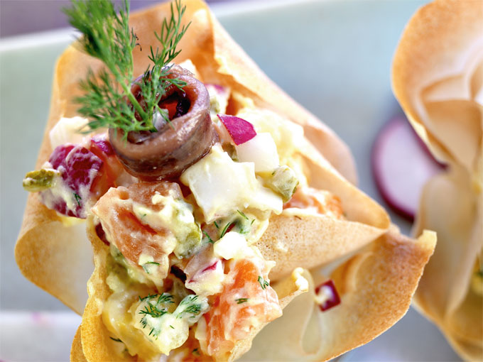 Ensaladilla con salmón ahumado para el aperitivo