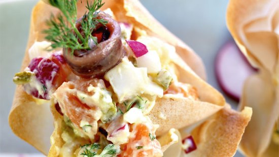 Ensaladilla con salmón ahumado para el aperitivo