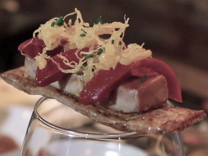 coca de foie sobre copa de vino