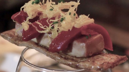 coca de foie sobre copa de vino