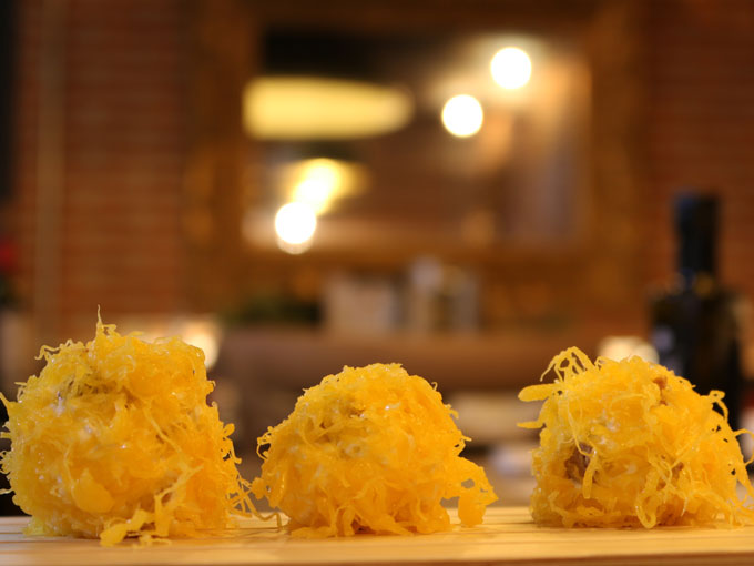 bolitas queso fresco y nueces con huevo hilado