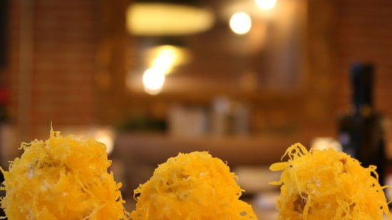 bolitas queso fresco y nueces con huevo hilado