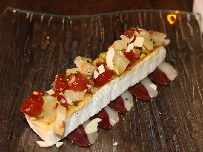 queso brie con pistachos membrillo y piña