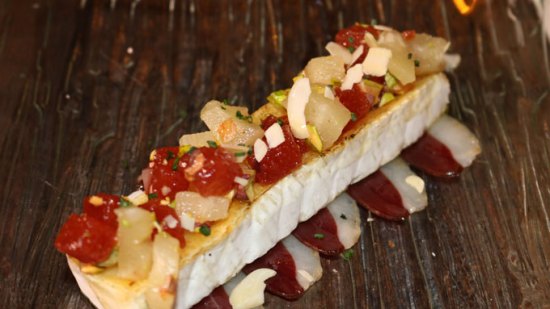 queso brie con pistachos membrillo y piña