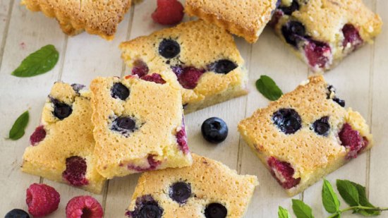 Cuadraditos de chocolate blanco y frutos rojos