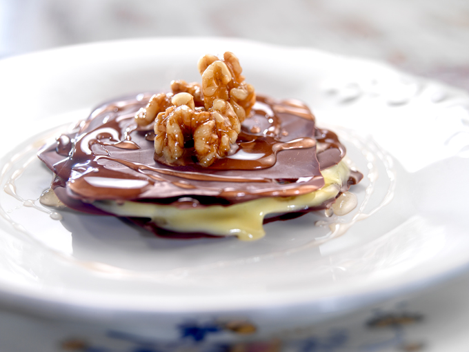 milhojas de chocolate con almíbar de miel y nueces
