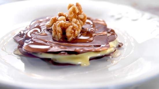 milhojas de chocolate con almíbar de miel y nueces