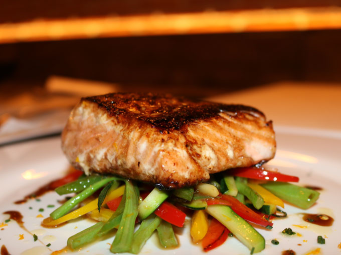 salmón marinado sobre lecho de verduras