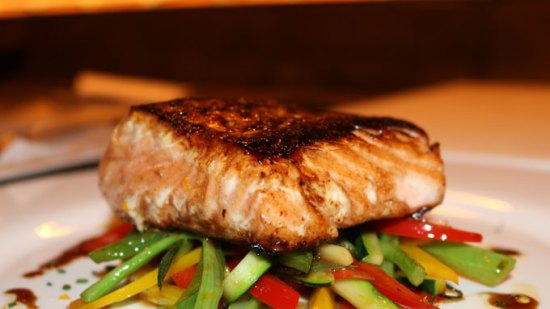 salmón marinado sobre lecho de verduras