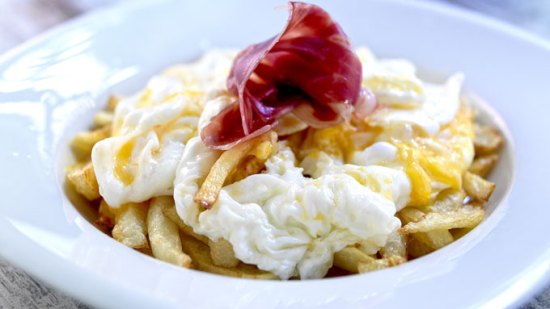 Huevos rotos con patatas y jamón ibérico