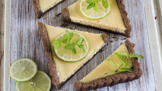 Tarta de lima con base de chocolate