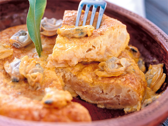 tortilla guisada con almejas