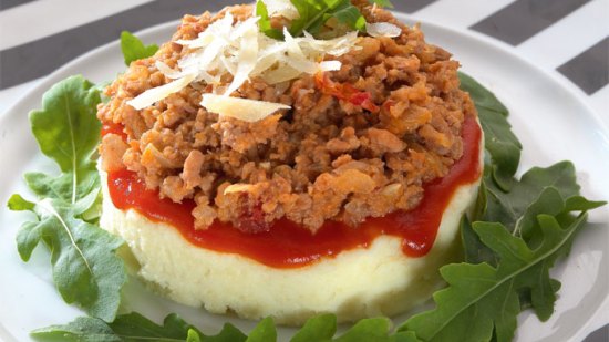 pastel de carne sobre puré de patata