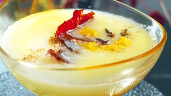 Sopa especiada de melón con cecina