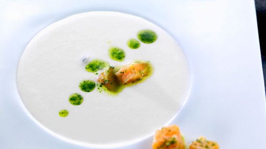 Ajo blanco con salmón