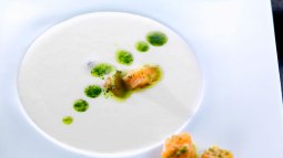 Ajo blanco con salmón