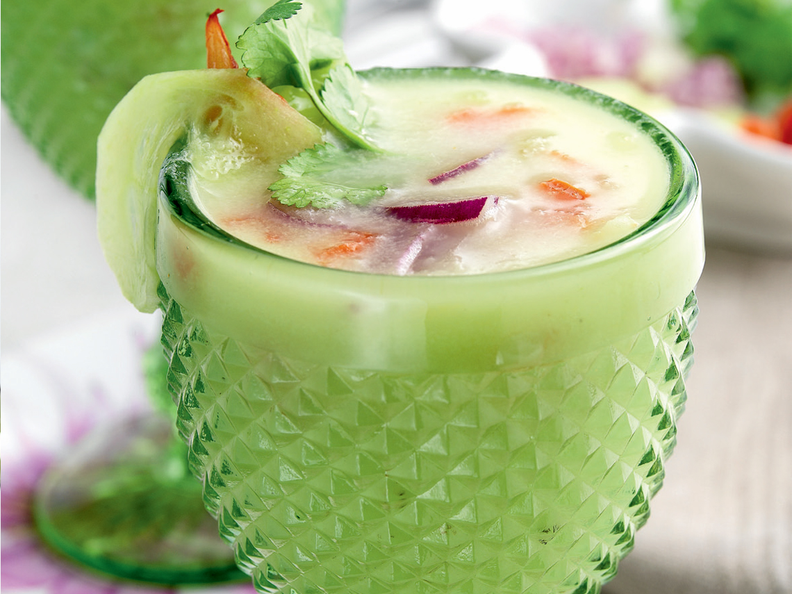 Sopa de pepino con gambas marinadas