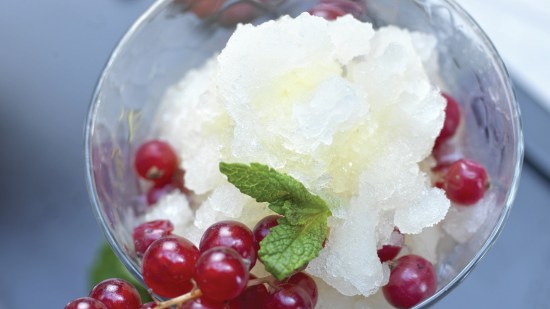 Granizado de limón con grosellas