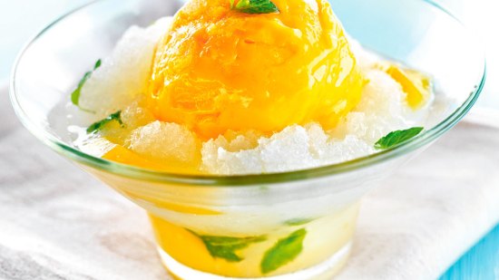 Sorbete de mango con granizado de limón y menta