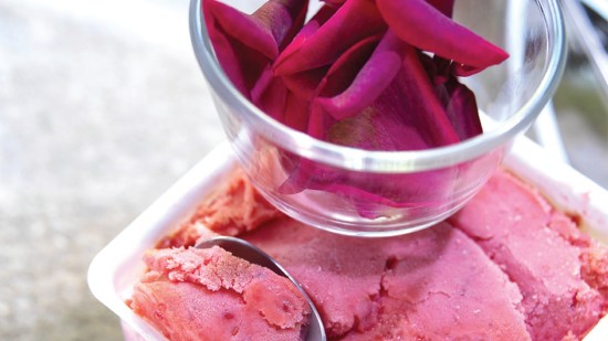 Sorbete de frambuesas y rosas