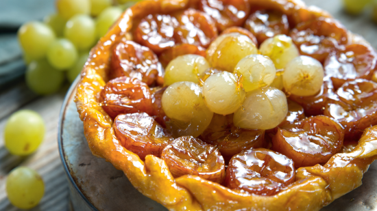 Tartaleta de plátano y uvas caramelizadas