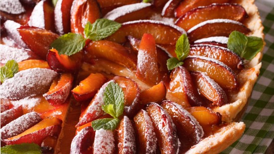 Tarta de ciruelas rojas