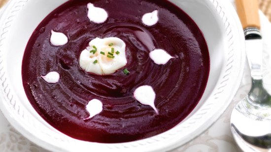 Crema de remolacha con huevos de codorniz