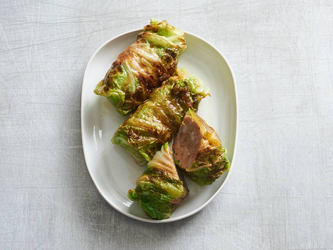 Salchichas chinas envueltas en col