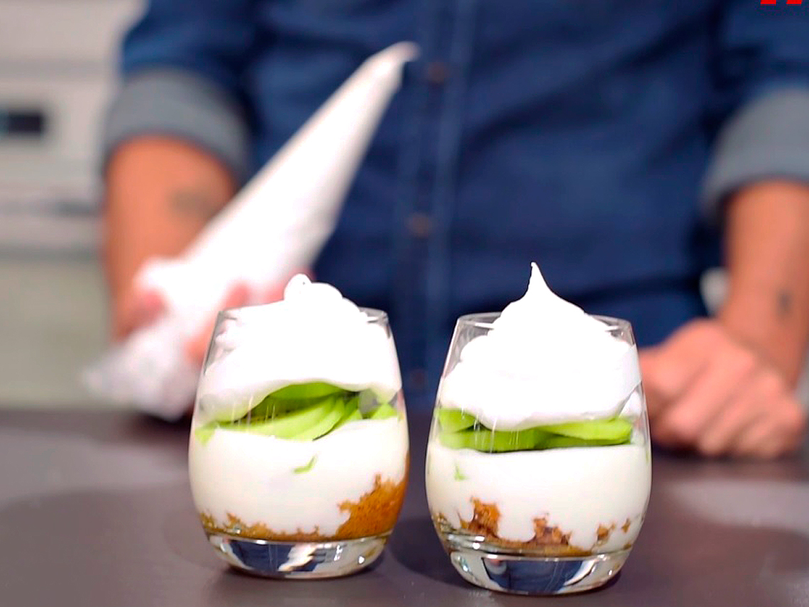 Crumble de merengue y kiwi