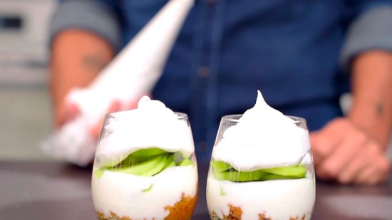 Crumble de merengue y kiwi