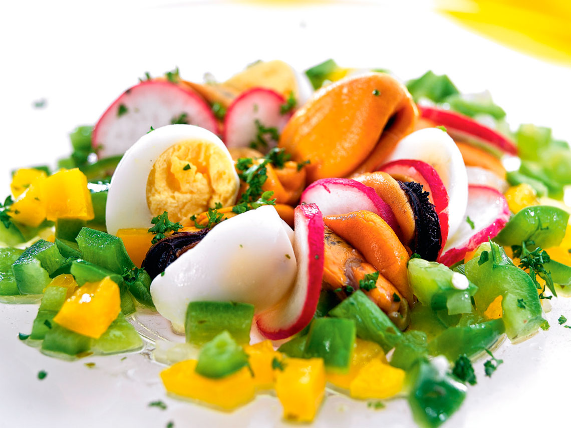 Salpicón de mejillones con huevos de codorniz