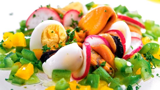 Salpicón de mejillones con huevos de codorniz