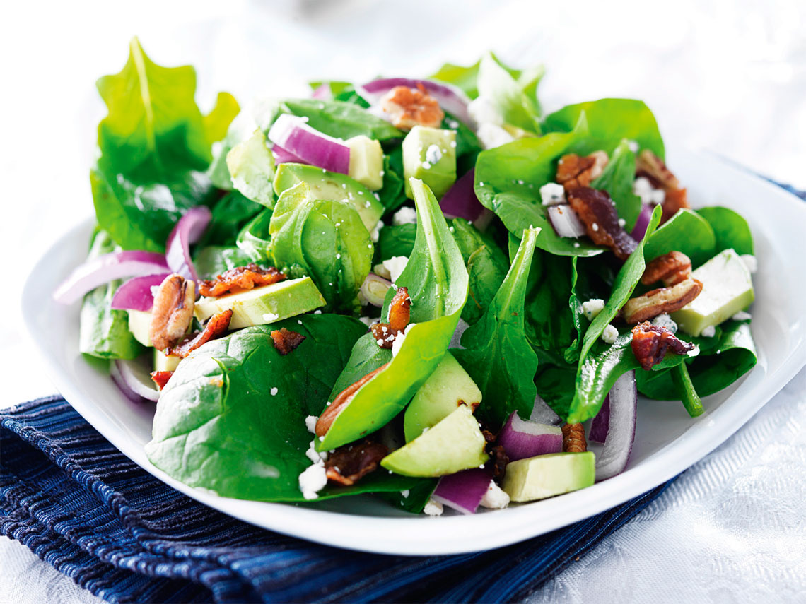 Ensalada de espinaca, aguacate y nueces