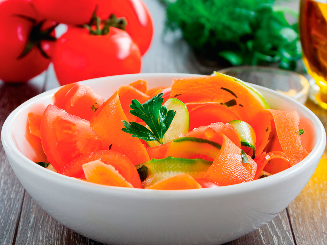 Láminas de zanahoria, pepino y tomate