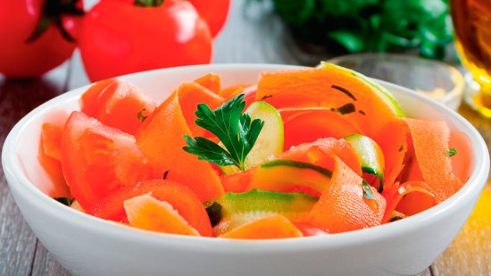 Láminas de zanahoria, pepino y tomate