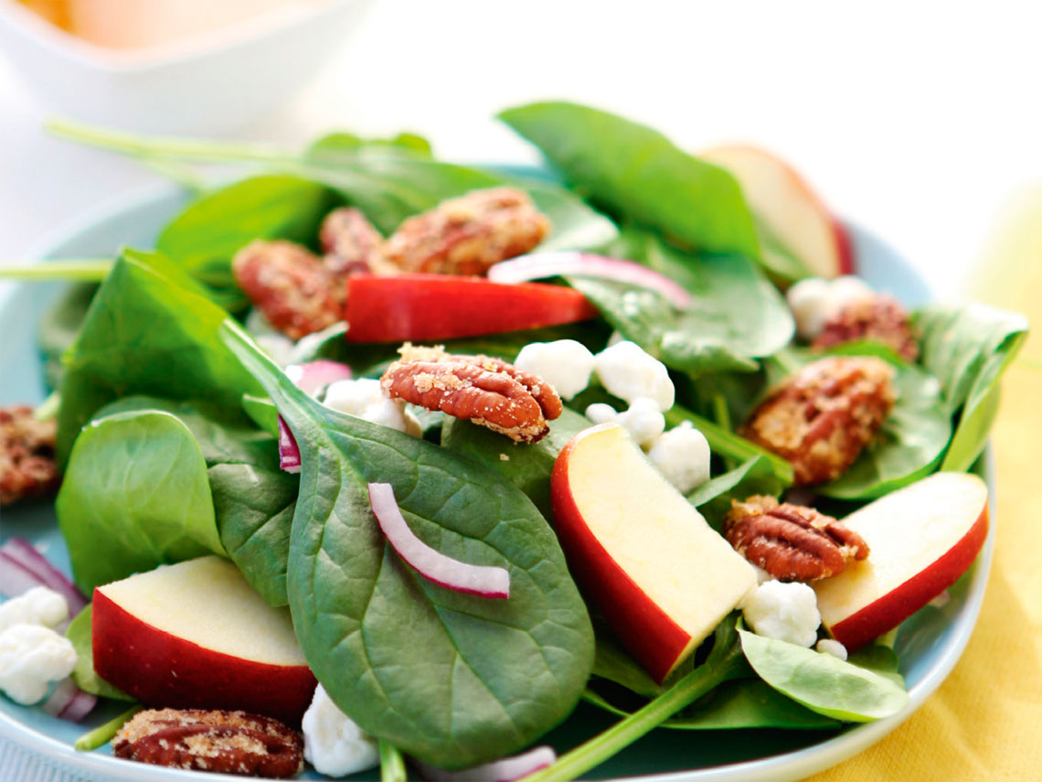 Espinacas, manzana roja y nueces pecanas a la miel