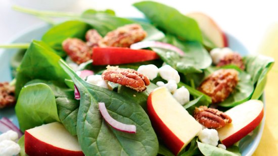 Espinacas, manzana roja y nueces pecanas a la miel