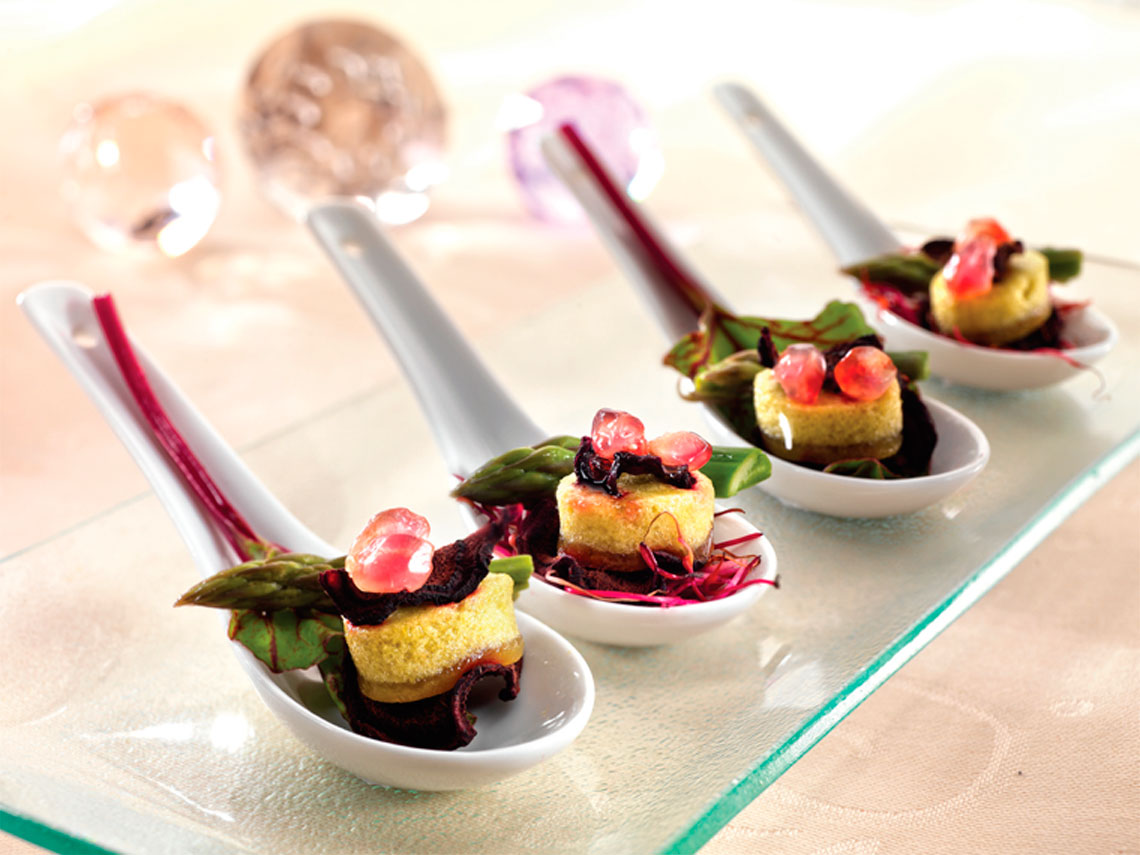 Mousse de espárragos con chips de remolacha