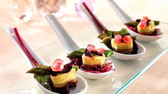 Mousse de espárragos con chips de remolacha